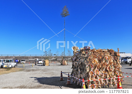 Dondoyaki, a festival where New Year's decorations and shimenawa kadomatsu decorations are burned to make prayers 117707821