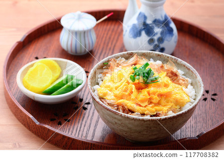Fluffy and creamy! Scrambled egg rice bowl (rice bowl topped with scrambled eggs) Easy to make and delicious 117708382
