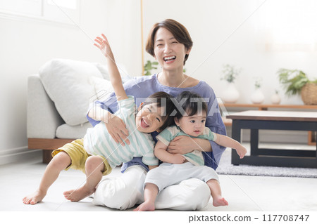 一位母親喜歡撫養她的兄弟姐妹、育兒和育兒的形象，看著鏡頭 117708747