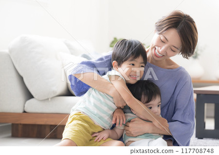 一位母親喜歡撫養她的兄弟姐妹 - 兒童保育和兒童保育的形象 一位母親喜歡撫養她的兄弟姐妹 - 兒童保育和兒童保育的形象 117708748