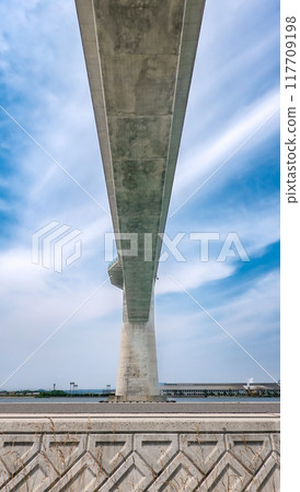 以陡坡聞名的江島大橋(鳥取縣境港市、島根縣松江市) 以陡坡聞名的江島大橋(鳥取縣境港市、島根縣松江市) 117709198