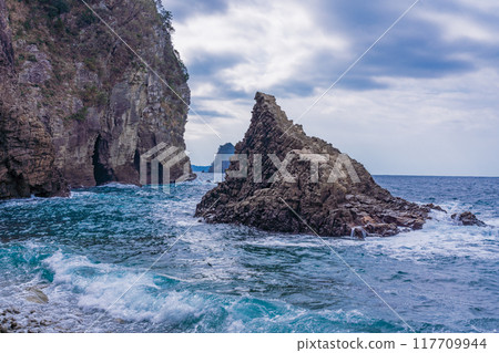 [Nishiizu Town, Shizuoka Prefecture] Ukishima Coast: Interesting columnar jointed rocks 117709944