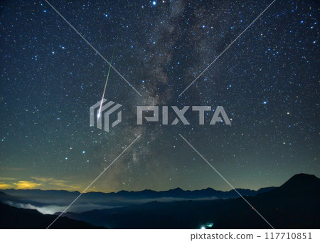 北阿爾卑斯山夜空中的銀河與流星 117710851