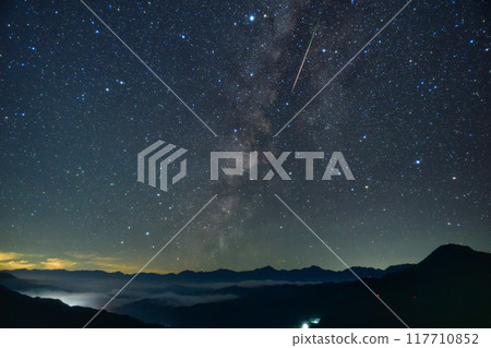 北阿爾卑斯山夜空中的銀河與流星 117710852