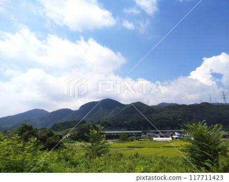藍天和雲彩在山上 藍天和雲彩在山上 117711423