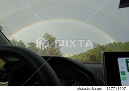 從汽車駕駛座看到的彩虹 117711807