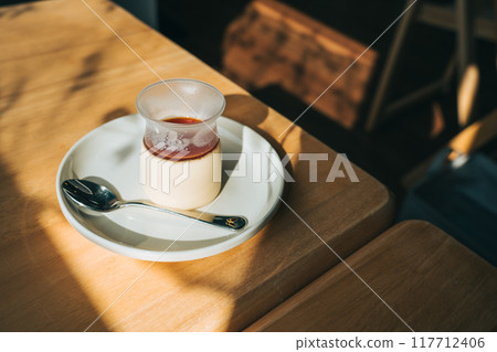 咖啡桌上的布丁 咖啡桌上的布丁 117712406