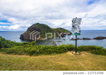 [Niigata Prefecture_Sado_Futatsugame] People enjoying vacation 117712598