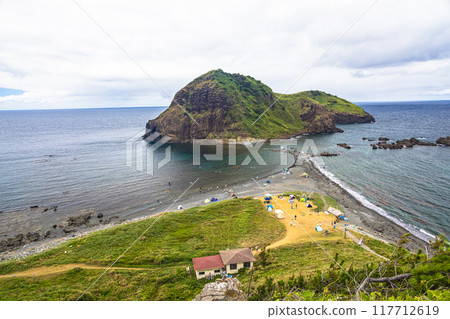 [Niigata Prefecture_Sado_Futatsugame] People enjoying vacation 117712619