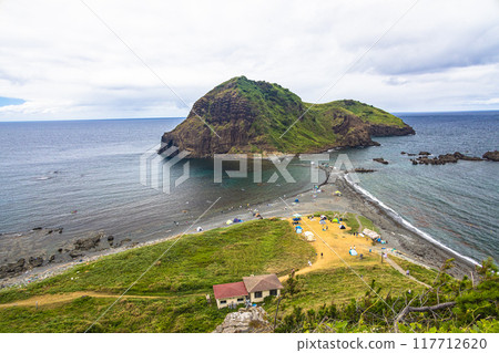 [Niigata Prefecture_Sado_Futatsugame] People enjoying vacation 117712620