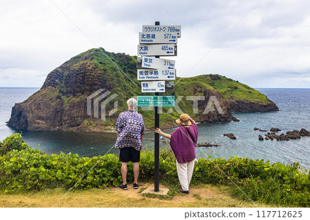 [Niigata Prefecture_Sado_Futatsugame] People enjoying vacation 117712625