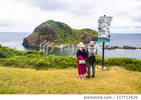 [Niigata Prefecture_Sado_Futatsugame] People enjoying vacation 117712626