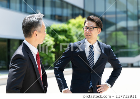 商人在戶外聊天 117712911