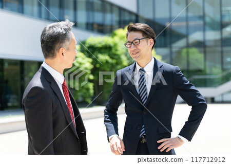 商人在戶外聊天 117712912