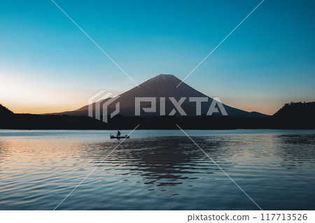 從精進湖看到的日出和美麗的鑽石 從精進湖看到的日出和美麗的鑽石 117713526