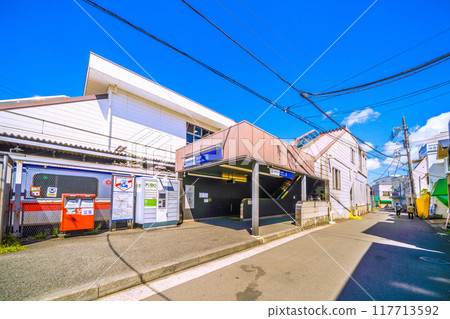 日本橫濱城市景觀，八月。相鐵 西谷站南口等景觀入口旁邊有一個送貨櫃。 117713592