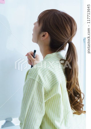 一位年輕女性想像辦公室的問題 一位年輕女性想像辦公室的問題 117713645