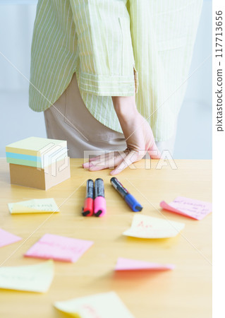 一位年輕女性想像辦公室的問題 一位年輕女性想像辦公室的問題 117713656