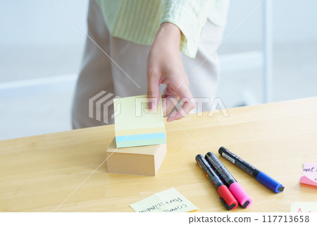 一位年輕女性想像辦公室的問題 117713658