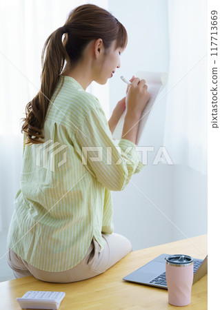 準備在辦公室創業的年輕女性 準備在辦公室創業的年輕女性 117713669