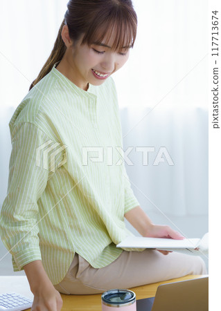 準備在辦公室創業的年輕女性 117713674