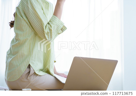 準備在辦公室創業的年輕女性 117713675