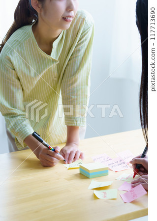 透過團隊合作將問題形象化的女性 117713690