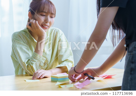 A woman who makes issues visible through teamwork A woman who makes issues visible through teamwork 117713696