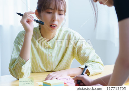 A woman who makes issues visible through teamwork 117713705