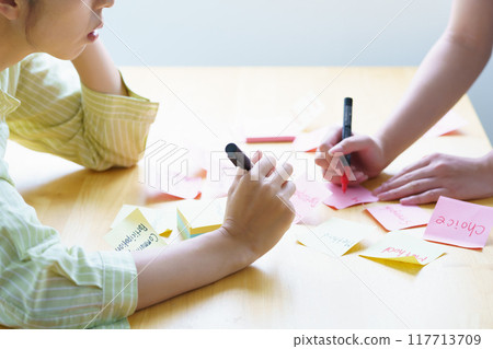 A woman who makes issues visible through teamwork 117713709
