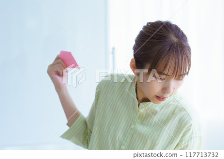 一位年輕女性想像辦公室的問題 一位年輕女性想像辦公室的問題 117713732