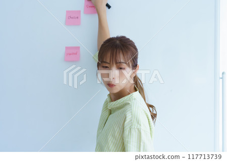 一位年輕女性想像辦公室的問題 117713739