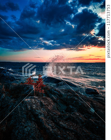 Splashing wave on the lake Melaren in the night. 117713753