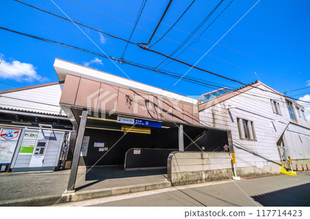 日本橫濱城市景觀,八月。相鐵 西谷站南口等景觀入口旁邊有一個送貨櫃。 日本橫濱城市景觀,八月。相鐵 西谷站南口等景觀入口旁邊有一個送貨櫃。 117714423