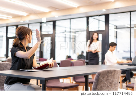 安排在公共空間見面的女性 安排在公共空間見面的女性 117714495