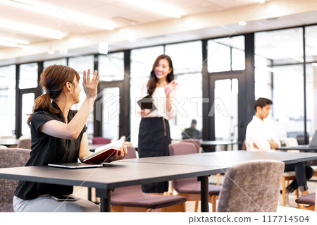 安排在公共空間見面的女性 安排在公共空間見面的女性 117714504