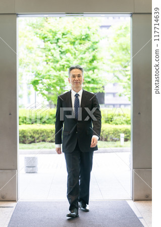 Automatic door, business man going to work 117714639