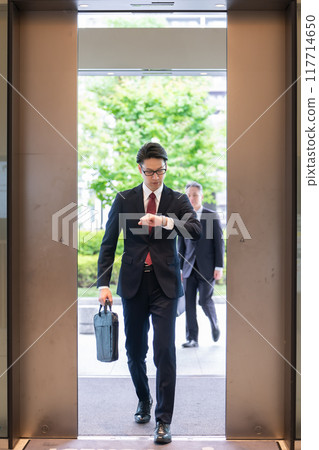Automatic door, business man going to work 117714650