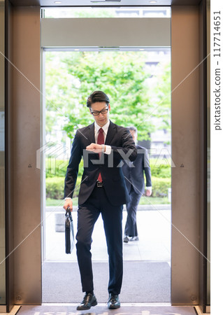 Automatic door, business man going to work 117714651