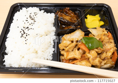 Delicious Chinese bento, stir-fried pork and vegetables Delicious Chinese bento, stir-fried pork and vegetables 117715027