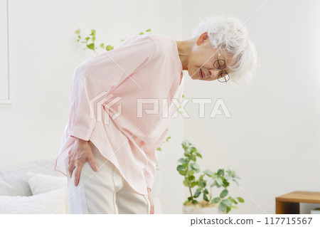 有坐骨神經痛客廳的高級婦女 117715567
