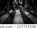 人們晚上在市中心散步 117715596