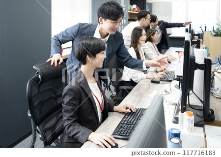 六名員工在辦公室的電腦前工作 六名員工在辦公室的電腦前工作 117716183