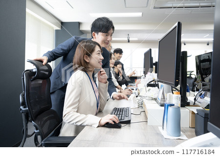 六名員工在辦公室的電腦前工作 六名員工在辦公室的電腦前工作 117716184