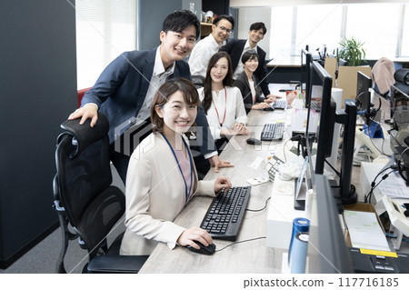 6名工作人員在辦公室工作 6名工作人員在辦公室工作 117716185