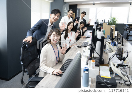 6名工作人員在辦公室工作 117716341