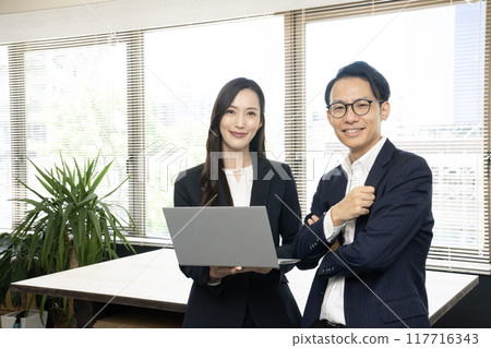 男女員工在公司開會 男女員工在公司開會 117716343