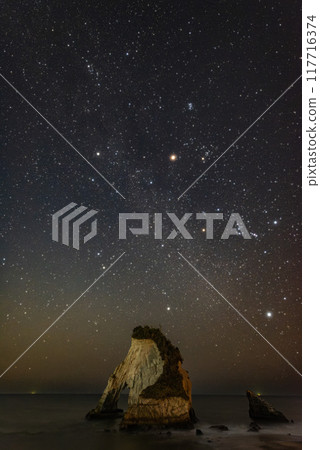 The winter Milky Way over Suzumijima (Meoto Iwa) The winter Milky Way over Suzumijima (Meoto Iwa) 117716374