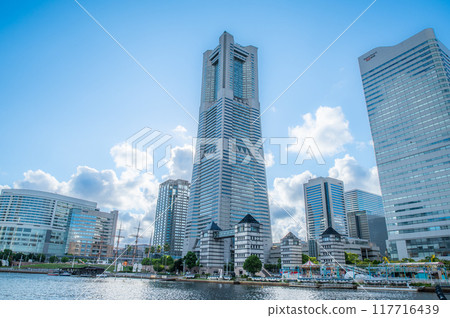 Cityscape of Minato Mirai with a canal 117716439