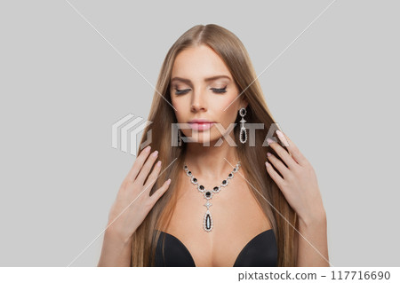 Brunette jewellery model woman wearing stylish gold earring and necklace Brunette jewellery model woman wearing stylish gold earring and necklace 117716690